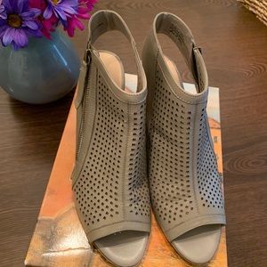 Bella Vita Gray/Almond Block Heel